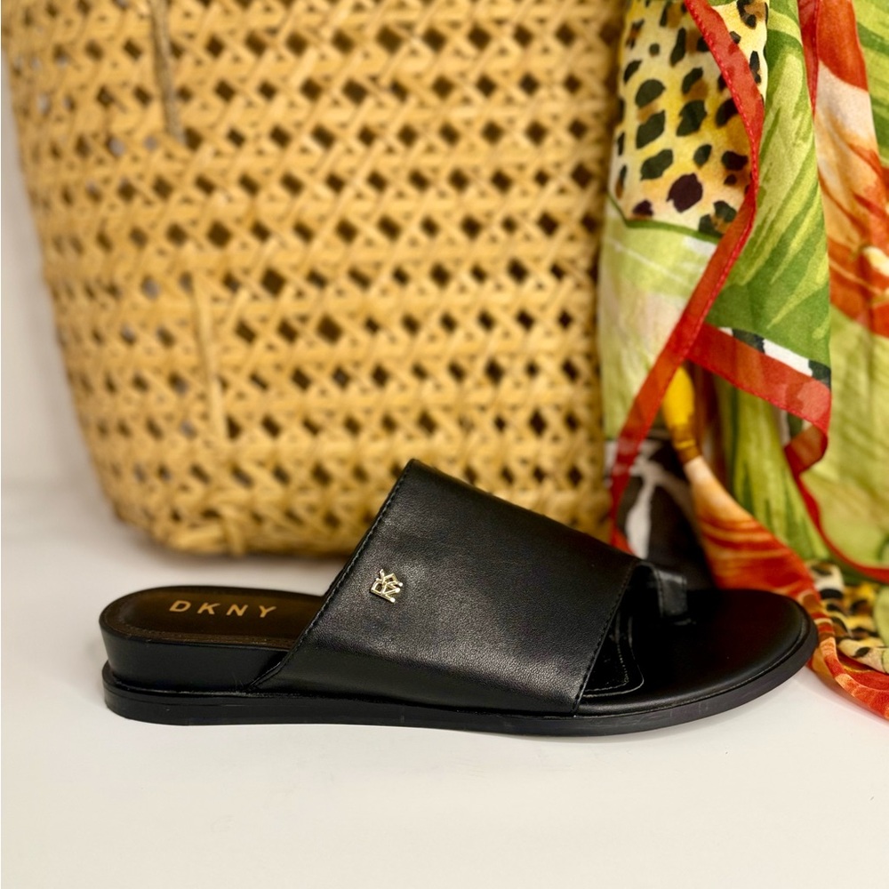 🌸DKNY pre-owned black leather sandals. Size 10M.WSAND04. MAKE ME AN OFFER!